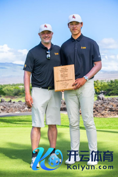 丁文一夺冠艾玛艾瑞邀请赛，和亚利桑那州立大学校队磨真金不怕火合影