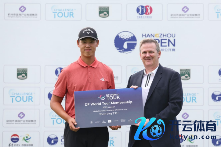 DP World巡回赛首席赛事运营官本&middot;高文为丁文一颁发DP World巡回赛会员卡
