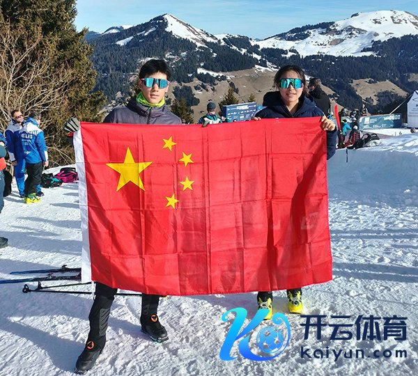 U18垂直竞速男人冠军贡松郎（左）加和女子冠军普姆阿尼赛后举国旗庆祝。中国滑雪登山队供图